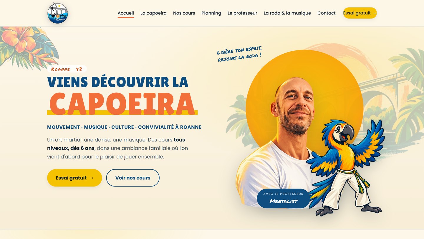 Capture d’écran du site capoeira-roanne.netlify.app : page d’accueil bleue, jaune et orange avec le titre « Viens découvrir la capoeira », le professeur et une mascotte perroquet